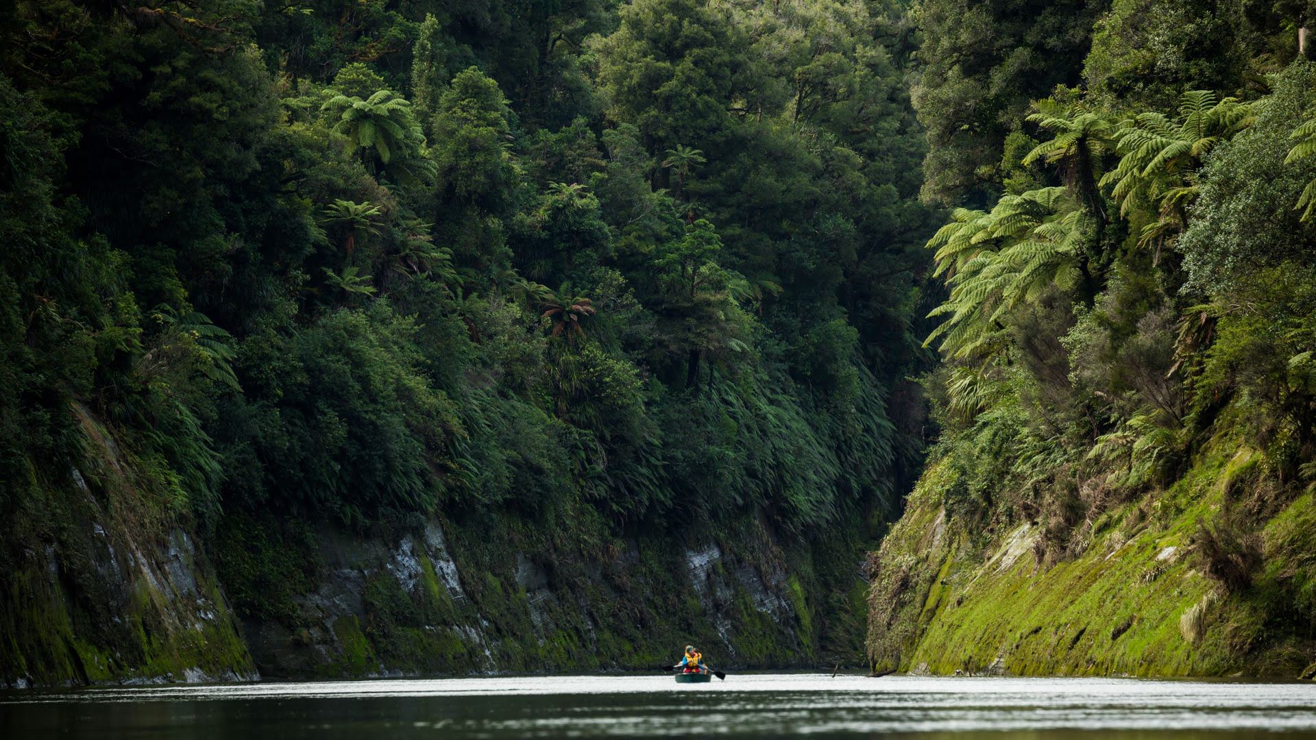 A couple experiencing the Whanganui River by canoe - Visit Ruapehu.jpg