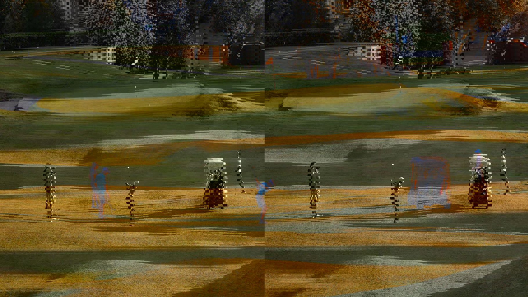 Family playing golf at Taumarunui golf course- Visit Ruapehu